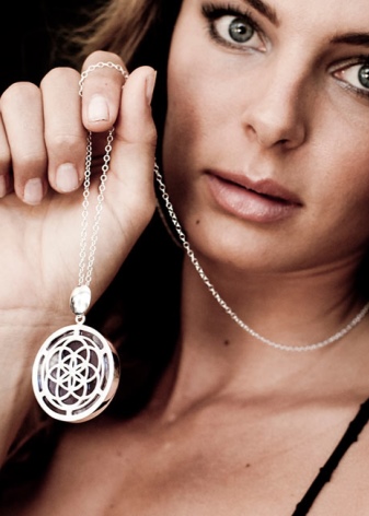 Срібний кулон (69 фото): моделі з смарагдом і з аметистом для жінок, у вигляді дракона або лисиці і оберіг з сапфіром