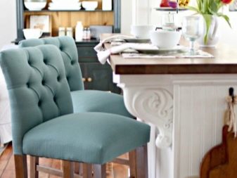 стільці для кухні (37 фото): вибір кухонних стільців зі спинкою, з підлокітниками і велюровими сидіннями, кращі моделі з оксамитовою оббивкою і сучасні стьобані стільці