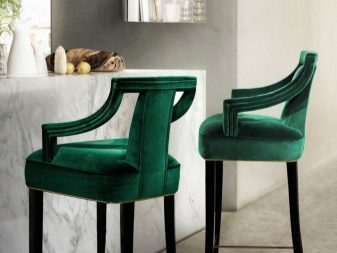 стільці для кухні (37 фото): вибір кухонних стільців зі спинкою, з підлокітниками і велюровими сидіннями, кращі моделі з оксамитовою оббивкою і сучасні стьобані стільці
