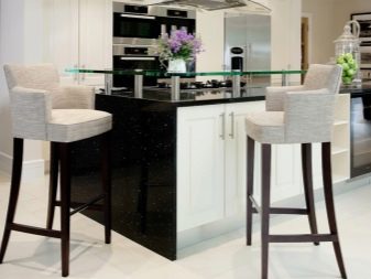 стільці для кухні (37 фото): вибір кухонних стільців зі спинкою, з підлокітниками і велюровими сидіннями, кращі моделі з оксамитовою оббивкою і сучасні стьобані стільці