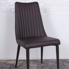 стільці для кухні (37 фото): вибір кухонних стільців зі спинкою, з підлокітниками і велюровими сидіннями, кращі моделі з оксамитовою оббивкою і сучасні стьобані стільці