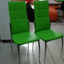 стільці для кухні (37 фото): вибір кухонних стільців зі спинкою, з підлокітниками і велюровими сидіннями, кращі моделі з оксамитовою оббивкою і сучасні стьобані стільці