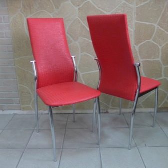 стільці для кухні (37 фото): вибір кухонних стільців зі спинкою, з підлокітниками і велюровими сидіннями, кращі моделі з оксамитовою оббивкою і сучасні стьобані стільці