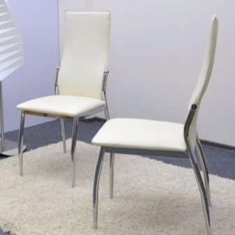 стільці для кухні (37 фото): вибір кухонних стільців зі спинкою, з підлокітниками і велюровими сидіннями, кращі моделі з оксамитовою оббивкою і сучасні стьобані стільці