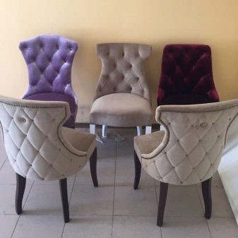 стільці для кухні (37 фото): вибір кухонних стільців зі спинкою, з підлокітниками і велюровими сидіннями, кращі моделі з оксамитовою оббивкою і сучасні стьобані стільці