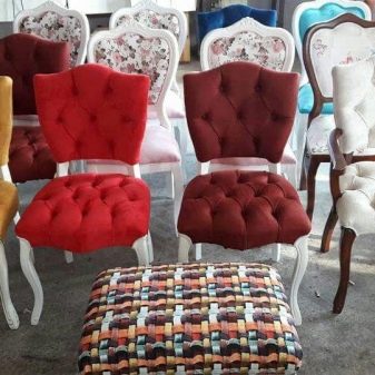 стільці для кухні (37 фото): вибір кухонних стільців зі спинкою, з підлокітниками і велюровими сидіннями, кращі моделі з оксамитовою оббивкою і сучасні стьобані стільці