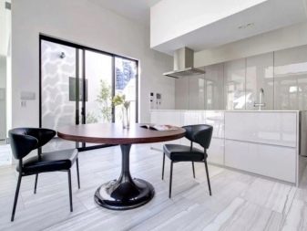 стільці для кухні (37 фото): вибір кухонних стільців зі спинкою, з підлокітниками і велюровими сидіннями, кращі моделі з оксамитовою оббивкою і сучасні стьобані стільці