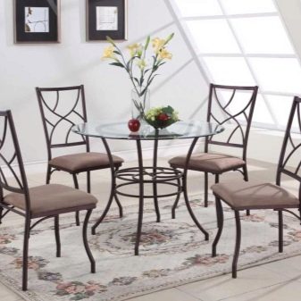 стільці для кухні (37 фото): вибір кухонних стільців зі спинкою, з підлокітниками і велюровими сидіннями, кращі моделі з оксамитовою оббивкою і сучасні стьобані стільці