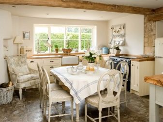 стільці для кухні (37 фото): вибір кухонних стільців зі спинкою, з підлокітниками і велюровими сидіннями, кращі моделі з оксамитовою оббивкою і сучасні стьобані стільці