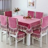 стільці для кухні (37 фото): вибір кухонних стільців зі спинкою, з підлокітниками і велюровими сидіннями, кращі моделі з оксамитовою оббивкою і сучасні стьобані стільці