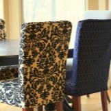 стільці для кухні (37 фото): вибір кухонних стільців зі спинкою, з підлокітниками і велюровими сидіннями, кращі моделі з оксамитовою оббивкою і сучасні стьобані стільці