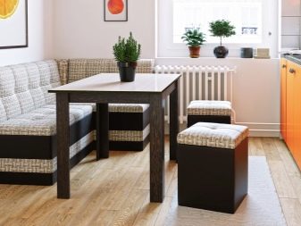 стільці для кухні (37 фото): вибір кухонних стільців зі спинкою, з підлокітниками і велюровими сидіннями, кращі моделі з оксамитовою оббивкою і сучасні стьобані стільці