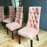 стільці для кухні (37 фото): вибір кухонних стільців зі спинкою, з підлокітниками і велюровими сидіннями, кращі моделі з оксамитовою оббивкою і сучасні стьобані стільці