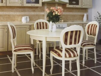 стільці для кухні (37 фото): вибір кухонних стільців зі спинкою, з підлокітниками і велюровими сидіннями, кращі моделі з оксамитовою оббивкою і сучасні стьобані стільці