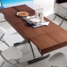 Стіл-трансформер для вітальні (62 фото): розкладні обідні круглі столи і розсувні столи-тумби, складні столи-консолі і інші моделі в зал