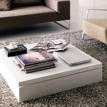 Стіл-трансформер для вітальні (62 фото): розкладні обідні круглі столи і розсувні столи-тумби, складні столи-консолі і інші моделі в зал