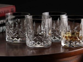 Стакани для коктейлів (18 фото): коктейльні склянки для молочних напоїв, пластикові склянки з кришкою і трубочкою, інші варіанти