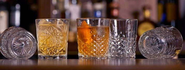 Стакани для коктейлів (18 фото): коктейльні склянки для молочних напоїв, пластикові склянки з кришкою і трубочкою, інші варіанти