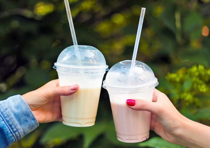 Стакани для коктейлів (18 фото): коктейльні склянки для молочних напоїв, пластикові склянки з кришкою і трубочкою, інші варіанти