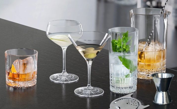 Стакани для коктейлів (18 фото): коктейльні склянки для молочних напоїв, пластикові склянки з кришкою і трубочкою, інші варіанти