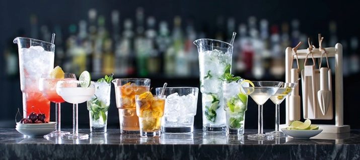 Стакани для коктейлів (18 фото): коктейльні склянки для молочних напоїв, пластикові склянки з кришкою і трубочкою, інші варіанти