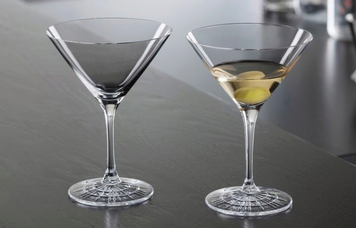 Стакани для коктейлів (18 фото): коктейльні склянки для молочних напоїв, пластикові склянки з кришкою і трубочкою, інші варіанти