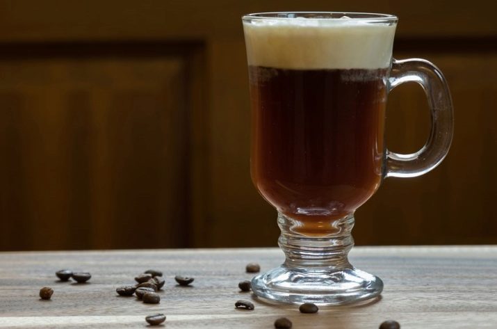 Стакани для коктейлів (18 фото): коктейльні склянки для молочних напоїв, пластикові склянки з кришкою і трубочкою, інші варіанти