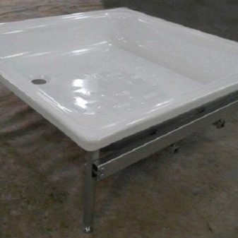 Сталеві душові піддони: емальовані піддони 800х800 мм, 70х70, 90х90 і 90х100 см, глибокі квадратні піддони із сталі і інші