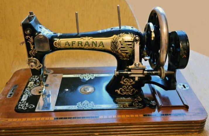Старі швейні машинки (33 фото): як заправити нитку в машину? Як налаштувати ручні і ножні моделі? Як правильно користуватися?