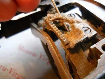 Старі швейні машинки (33 фото): як заправити нитку в машину? Як налаштувати ручні і ножні моделі? Як правильно користуватися?