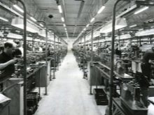 Старі швейні машинки (33 фото): як заправити нитку в машину? Як налаштувати ручні і ножні моделі? Як правильно користуватися?