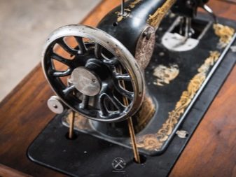 Старовинні швейні машини Singer (22 фото): що цінного в старовинних машинах від Зінгера? Як налаштувати раритет? Огляд антикварних моделей