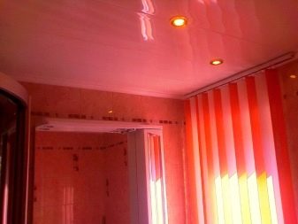 Стеля у ванній з пластикових панелей (78 фото): варіанти стельових панелей з ПВХ, ідеї оформлення панельного стелі у ванній кімнаті