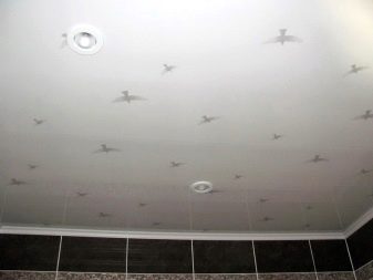Стеля у ванній з пластикових панелей (78 фото): варіанти стельових панелей з ПВХ, ідеї оформлення панельного стелі у ванній кімнаті