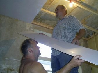 Стеля у ванній з пластикових панелей (78 фото): варіанти стельових панелей з ПВХ, ідеї оформлення панельного стелі у ванній кімнаті