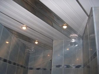 Стеля у ванній з пластикових панелей (78 фото): варіанти стельових панелей з ПВХ, ідеї оформлення панельного стелі у ванній кімнаті