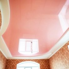 Стеля в спальні (62 фото): дизайн стелі з малюнком. Який стеля краще зробити? Дзеркальні дворівневі і красиві ширяють стелі