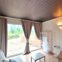 Стеля в спальні (62 фото): дизайн стелі з малюнком. Який стеля краще зробити? Дзеркальні дворівневі і красиві ширяють стелі