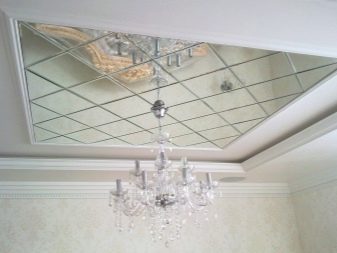 Стеля в спальні (62 фото): дизайн стелі з малюнком. Який стеля краще зробити? Дзеркальні дворівневі і красиві ширяють стелі