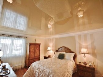 Стеля в спальні (62 фото): дизайн стелі з малюнком. Який стеля краще зробити? Дзеркальні дворівневі і красиві ширяють стелі