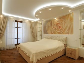 Стеля в спальні (62 фото): дизайн стелі з малюнком. Який стеля краще зробити? Дзеркальні дворівневі і красиві ширяють стелі