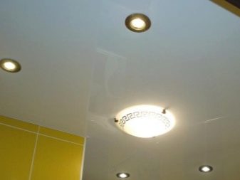 Стеля в туалеті (63 фото): натяжна однотонний і кольоровий стелю, обробка рейковими пластиковими панелями, підвісна стеля з гіпсокартону і інші варіанти