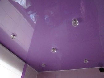 Стеля в туалеті (63 фото): натяжна однотонний і кольоровий стелю, обробка рейковими пластиковими панелями, підвісна стеля з гіпсокартону і інші варіанти