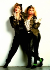 Стиль 90-х років в одязі (61 фото): жіноча мода 90-х, образи жінки для вечірки в стилі епохи