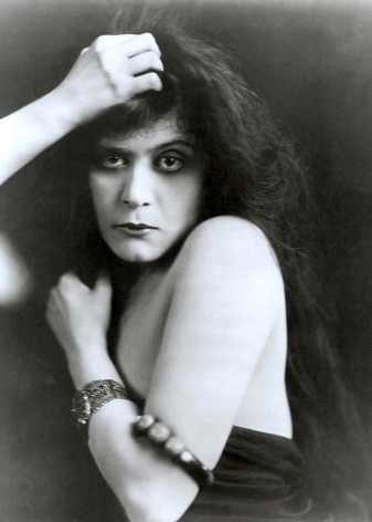 Стиль Вамп (53 фото): особливості та підбір одягу з аксесуарами жінкам для фатального образу