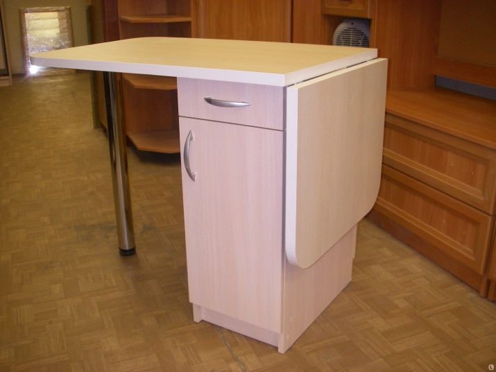 Столи-тумби для кухні (50 фото): кухонні моделі з висувними ящиками і полицями. Як підібрати стіл під раковину для маленької кімнати? Стіл для посуду 800х600х850 мм і інші моделі