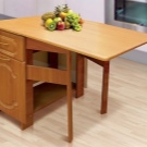 Столи-тумби для кухні (50 фото): кухонні моделі з висувними ящиками і полицями. Як підібрати стіл під раковину для маленької кімнати? Стіл для посуду 800х600х850 мм і інші моделі