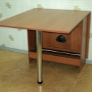 Столи-тумби для кухні (50 фото): кухонні моделі з висувними ящиками і полицями. Як підібрати стіл під раковину для маленької кімнати? Стіл для посуду 800х600х850 мм і інші моделі