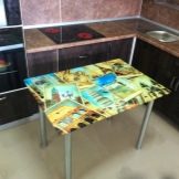 Столи з фотодруком на кухню (58 фото): скляні кухонні столи і розсувні овальні моделі з малюнком в інтер’єрі