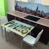 Столи з фотодруком на кухню (58 фото): скляні кухонні столи і розсувні овальні моделі з малюнком в інтер’єрі